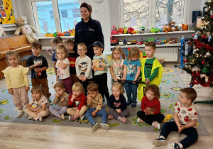 Dzieci pozują do zdjęcia z policjantką
