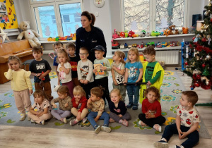 Dzieci pozują do zdjęcia z policjantką