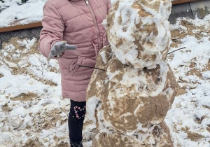 Buziaki bawią się na śniegu.