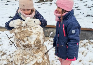 Buziaki bawią się na śniegu.