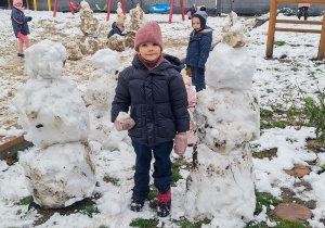Buziaki bawią się na śniegu.