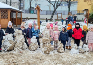 Buziaki bawią się na śniegu.