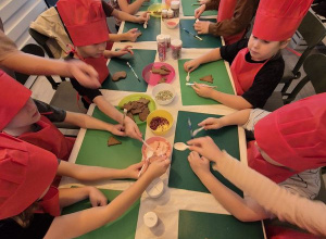 Warsztaty piernikowe z różanym akcentem w ramach realizacji grantu "Różanym Szlakiem z Kutnowskim Przedszkolakiem"