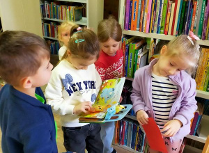 Zajęcia edukacyjne "Święta tuż, tuż!" w Bibliotece Miejskiej.
