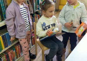 Zajęcia edukacyjne "Święta tuż, tuż!" w Bibliotece Miejskiej.