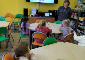 Zajęcia edukacyjne "Święta tuż, tuż!" w Bibliotece Miejskiej.