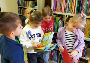 Zajęcia edukacyjne "Święta tuż, tuż!" w Bibliotece Miejskiej.