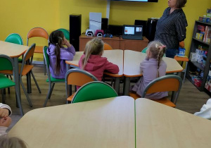 Zajęcia edukacyjne "Święta tuż, tuż!" w Bibliotece Miejskiej.