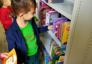 Zajęcia edukacyjne "Święta tuż, tuż!" w Bibliotece Miejskiej.