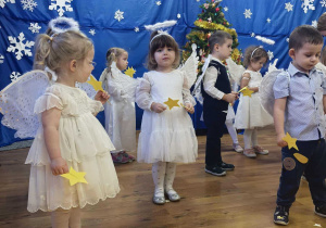 Dzieci tańczą taniec gwiazdeczek
