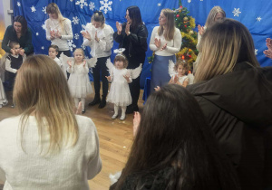 Dzieci tańczą taniec z mamami