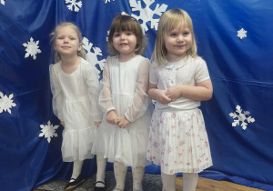 Dziewczynki pozują do zdjęcia na tle dekoracji