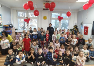 Wspólne zdjęcie dzieci i Pani policjantki