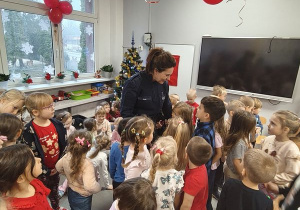 Pani policjantka rozmawia z dziećmi