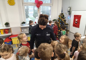 Pani policjantka rozmawia z dziećmi