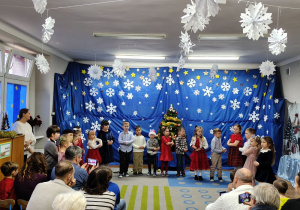 Dzieci śpiewają pastorałkę