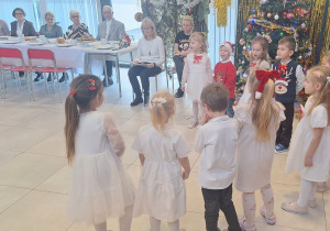 Buziaki na uroczystym Spotkaniu Wigilijnym w Centrum Seniora.