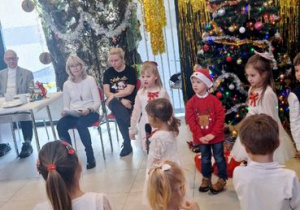 Buziaki na uroczystym Spotkaniu Wigilijnym w Centrum Seniora.