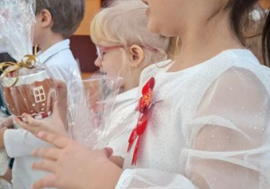 Buziaki na uroczystym Spotkaniu Wigilijnym w Centrum Seniora.