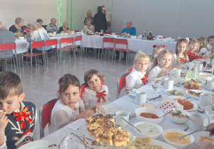 Buziaki na uroczystym Spotkaniu Wigilijnym w Centrum Seniora.