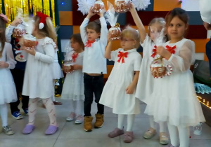 Buziaki na uroczystym Spotkaniu Wigilijnym w Centrum Seniora.