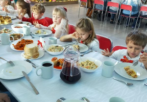 Buziaki na uroczystym Spotkaniu Wigilijnym w Centrum Seniora.