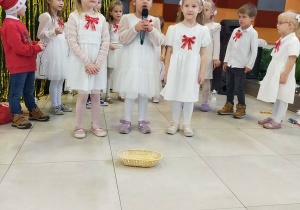 Buziaki na uroczystym Spotkaniu Wigilijnym w Centrum Seniora.