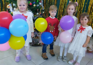 Buziaki na uroczystym Spotkaniu Wigilijnym w Centrum Seniora.