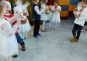 Buziaki na uroczystym Spotkaniu Wigilijnym w Centrum Seniora.