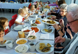 Buziaki na uroczystym Spotkaniu Wigilijnym w Centrum Seniora.