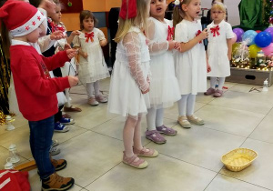 Buziaki na uroczystym Spotkaniu Wigilijnym w Centrum Seniora.