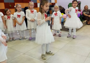 Buziaki na uroczystym Spotkaniu Wigilijnym w Centrum Seniora.