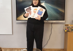 Figielki oglądają obrazki przedstawiające dzieci o różnym wyglądzie