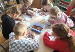 Dzieci kolorują dłoń według własnego pomysłu