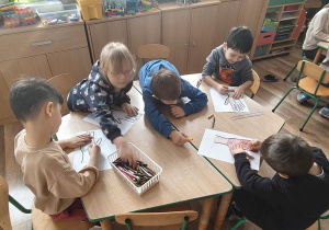 Dzieci kolorują dłoń według własnego pomysłu