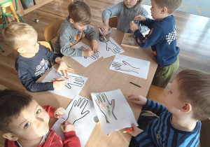 Dzieci kolorują dłoń według własnego pomysłu
