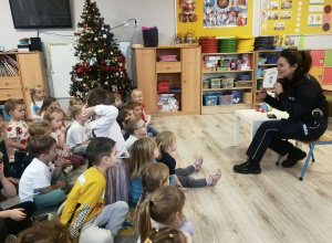 Wizyta Pani Policjantki w ramach Projektu edukacyjnego "Z Kicią Kocią maluch zmieniają się w zuchy".