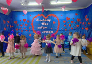 Dzieci tańczą z pomponami
