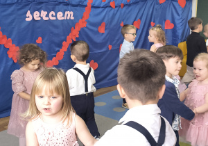 Dzieci tańczą poleczkę w parach