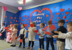 Dzieci śpiewają piosenkę dla Babci i Dziadka