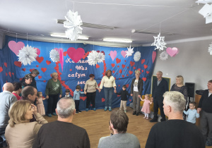 Wspólna zabawa w kole dziadków i wnucząt