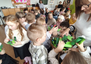 Dzieci wręczają Babciom i Dziadkom upominki