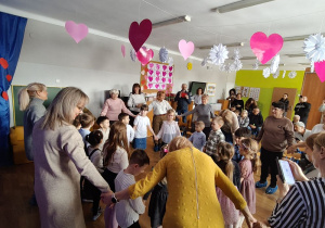 Wspólne zabawy dzieci z Babciami