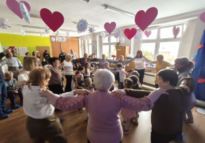 Taniec Babć i wnucząt