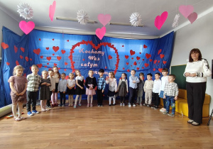 Dzieci z wychowawczynią podczas występu