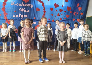 Dzieci recytują wiersz