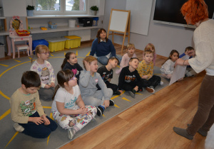 Dzieci słuchają prelekcji.