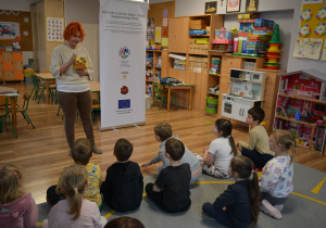 Dzieci słuchają prelekcji.