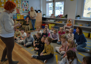 Dzieci oglądają plaster miodu.