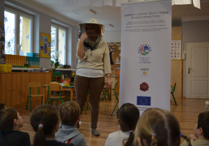 Dzieci oglądają strój pszczelarza.